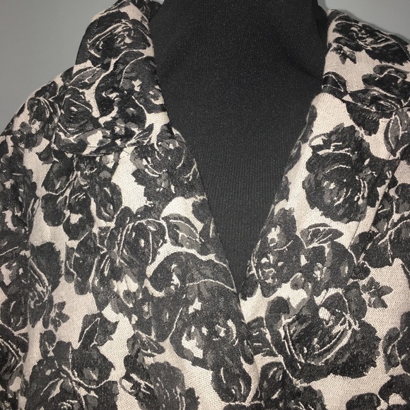 ⭐️ ⭐️  NWT Torrid Lined Black Rose Brocade Blazer Jacket - Picture 5 of 9